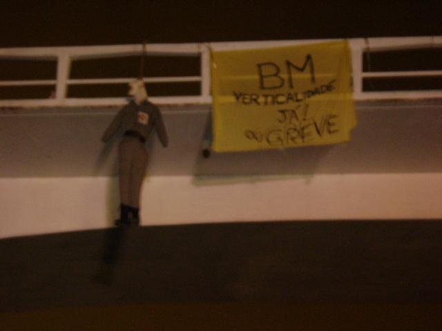 Boneco foi pendurado no viaduto que fica na entrada de Cachoeirinha