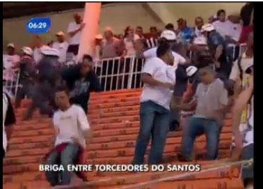 Torcedores do Santos brigam entre si no cl&aacute;ssico com o Corinthians