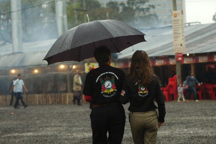 Ga&uacute;chos encararam tempo ruim no Acampamento Farroupilha na v&eacute;spera do feriado