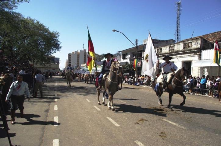 Em Alegrete, mais de 8 mil cavalarianos participaram do desfile de 20 de Setembro