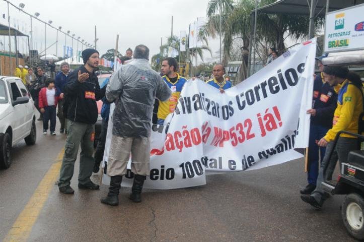 O Desfile Farroupilha terminou com um protesto contra a corrup&ccedil;&atilde;o