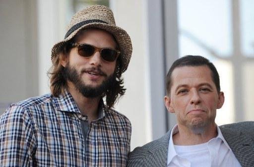 Ashton Kutcher ao lado de Jon Cryer
