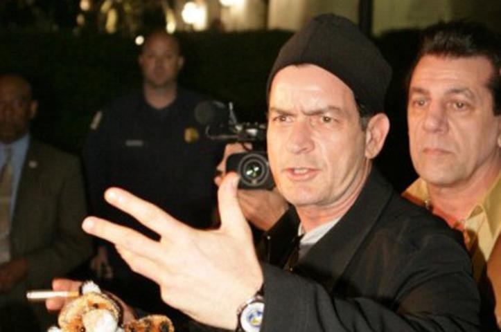 Warner deve indenizar Charlie Sheen em mais de US$ 100 milh&otilde;es