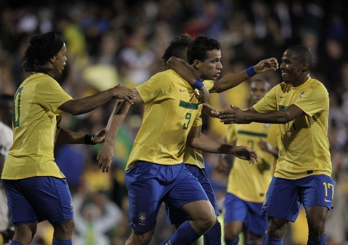 Brasil cai para s&eacute;timo e Espanha recupera lideran&ccedil;a no ranking da Fifa