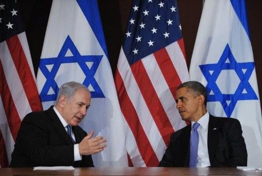 Premi&ecirc; israelense Benjamin Netanyahu (E) conversa com Barack Obama