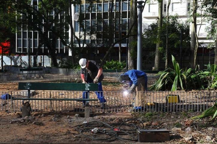 Oper&aacute;rios seguem trabalhando no projeto de revitaliza&ccedil;&atilde;o da pra&ccedil;a