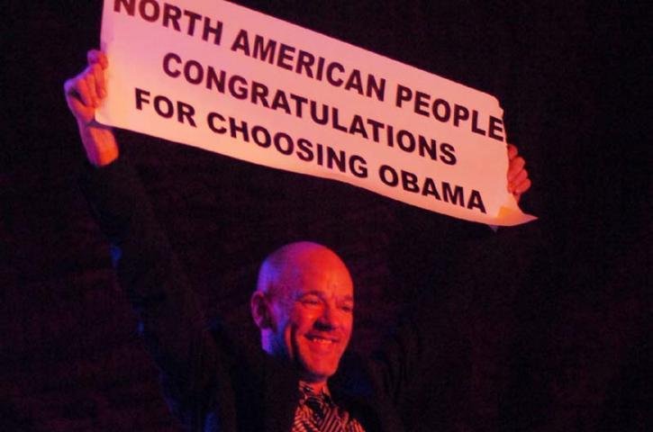 O vocalista Michael Stipe ostentou uma faixa com dizeres em ingl&ecirc;s &acute;Parab&eacute;ns ao povo norte-americano por escolher Obama&acute;
