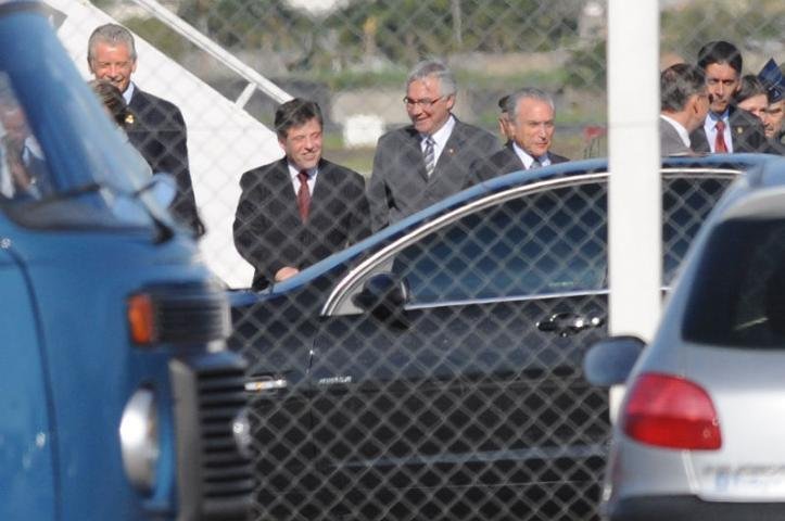 Michel Temer (4&ordm; da esquerda para a direita) desembarcou em Porto Alegre