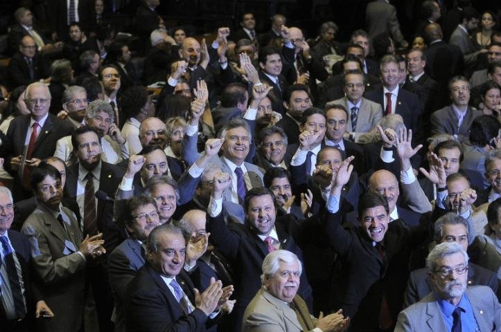 Deputados conclu&iacute;ram vota&ccedil;&atilde;o da Emenda 29