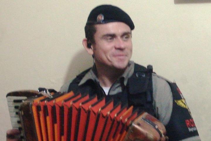 Soldado mostra gaita recuperada ap&oacute;s furto na rodovi&aacute;ria