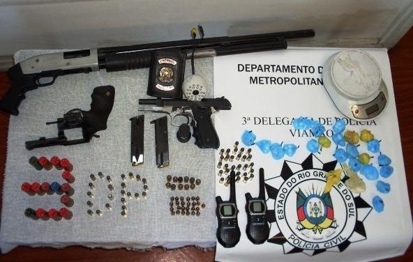 Pol&iacute;cia prende tr&ecirc;s e apreende armas e drogas em Viam&atilde;o