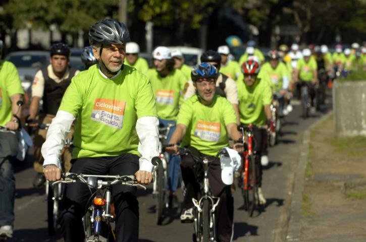 Passeio com bicicletas lan&ccedil;a obra de nova ciclovia em Porto Alegre