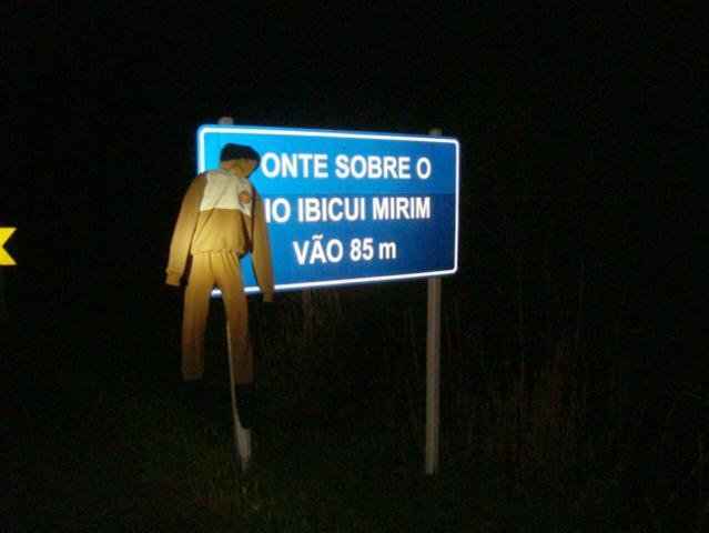 Boneco com a farda da BM foi encontrado na BR 287 