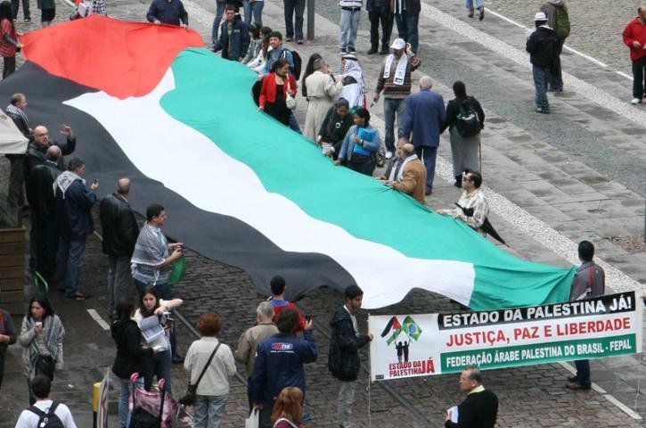 Em Porto Alegre, manifestantes estenderam uma grande bandeira no Largo Gl&ecirc;nio Peres em apoio ao Estado palestino