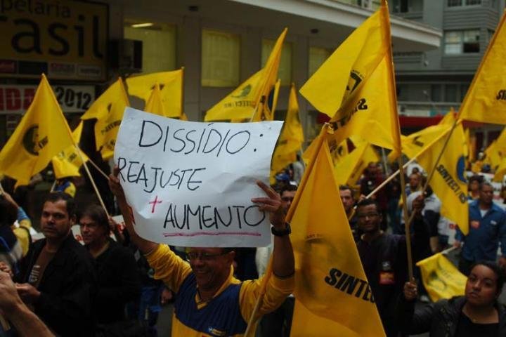 Funcion&aacute;rios dos Correios fizeram caminha pelas ruas de Porto Alegre