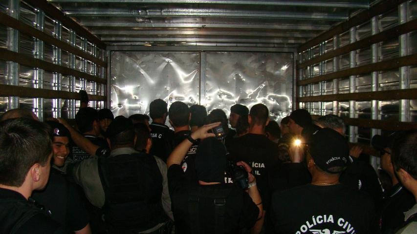 Policiais lotaram um caminh&atilde;o ba&uacute; para descer na vila. Fotos: Ellen Dick / Divulga&ccedil;&atilde;o Denarc