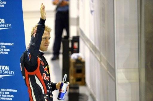 Vettel comemora a pole position em Cingapura