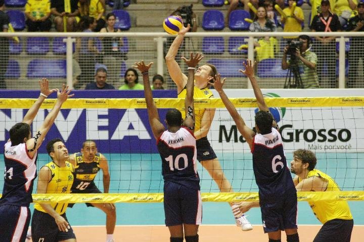 Brasil arrasa Venezuela no Sul-Americano de v&ocirc;lei 