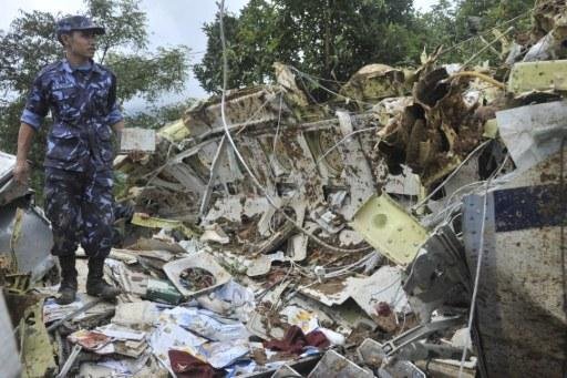 Policial observa destro&ccedil;os da aeronave numa colina de Godavari