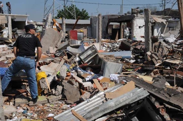 A explos&atilde;o destruiu completamente duas casas e causou danos em outras resid&ecirc;ncias a duas quadras do local
