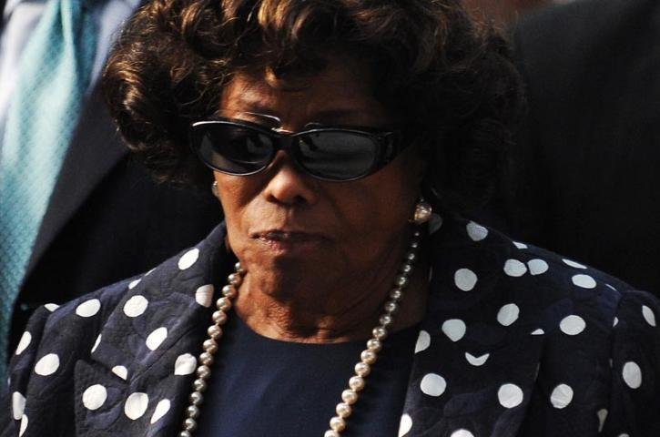 Katherine Jackson, m&atilde;e de Michael, chegou muito abatida no tribunal
