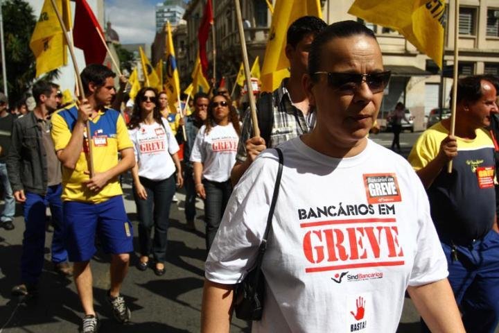 Banc&aacute;rios fizeram caminhada com servidores dos Correios