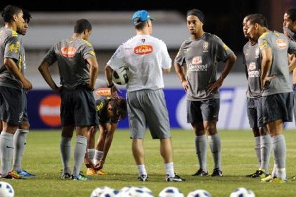 Sele&ccedil;&atilde;o testa esquema diferente com Lucas Silva e Ronaldinho no meio