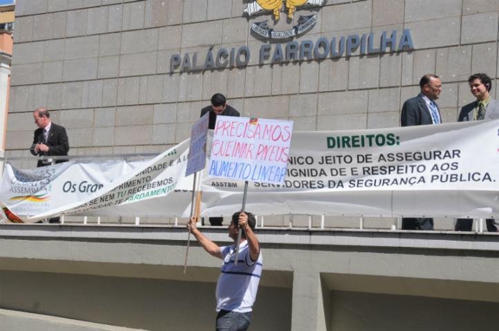Policiais protestam com cartazes em frente ao Piratini