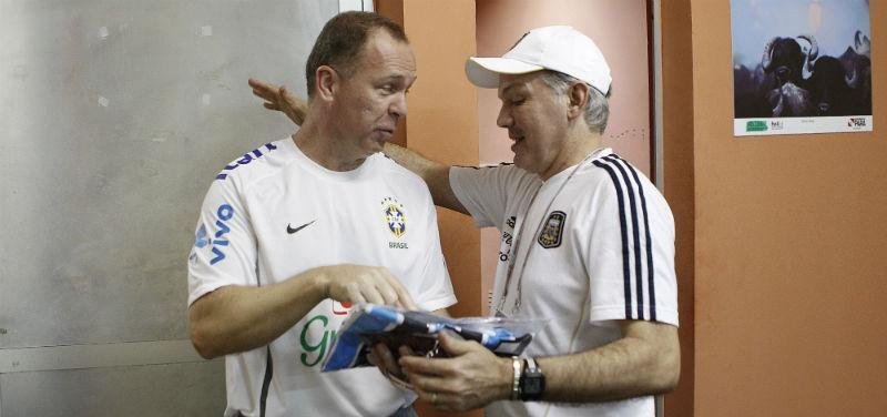 Mano Menezes entregou camisa do Gr&ecirc;mio para t&eacute;cnico da Argentina
