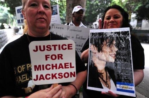 F&atilde;s de Michael Jackson protestam do lado de fora do julgamento 