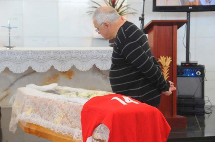 Vel&oacute;rio come&ccedil;ou de madrugada na capela Nossa Senhora das Vit&oacute;rias, no est&aacute;dio Beira Rio