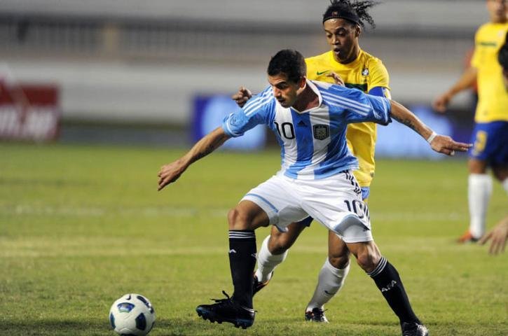 Ronaldinho celebra vit&oacute;ria contra a Argentina e projeta jogar Olimp&iacute;adas