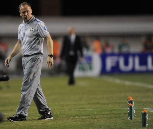 Mano Menezes afirmou que n&atilde;o pode abrir m&atilde;o dos jogadores que atuam na Europa