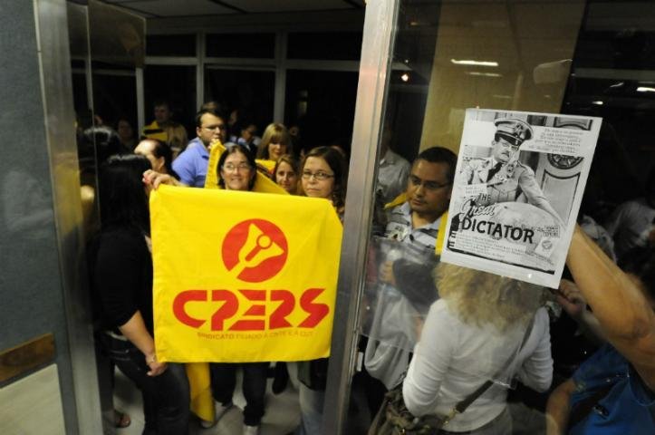 Cpers ocupa sede da Secretaria da Educa&ccedil;&atilde;o h&aacute; mais de cinco horas