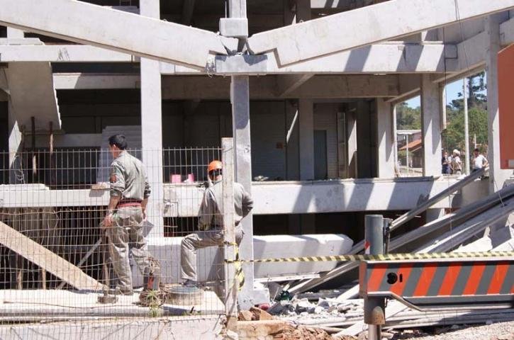 Tr&ecirc;s oper&aacute;rios que trabalhavam na obra ficaram feridos