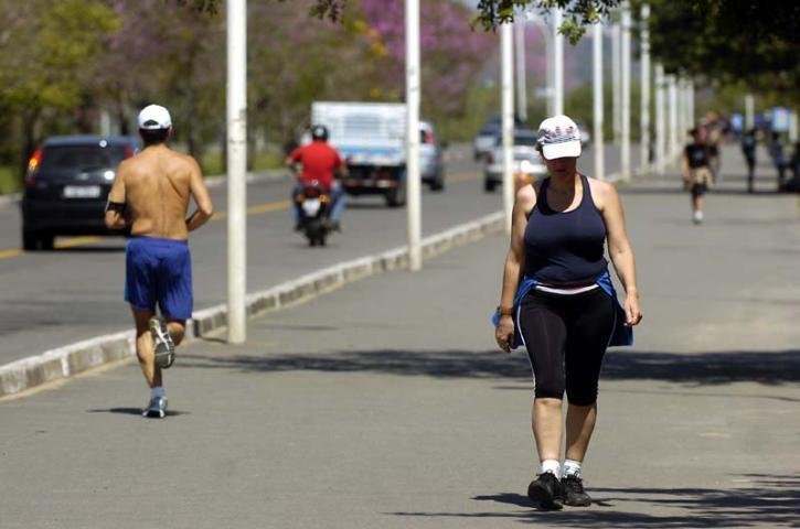 Em Porto Alegre, calor atriu moradores para a Orla do Gua&iacute;ba