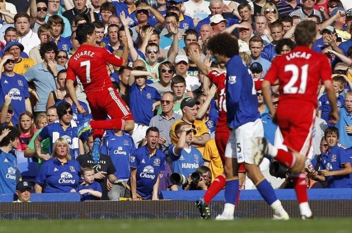 Su&aacute;rez marcou o segundo gol do Liverpool contra o Everton