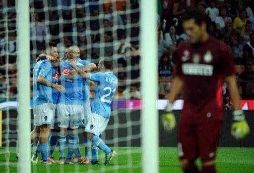 Em Mil&atilde;o, Napoli bate Inter e assume a ponta na It&aacute;lia