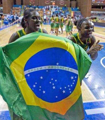 Brasil derrota Argentina no basquete e se classifica para Jogos de Londres