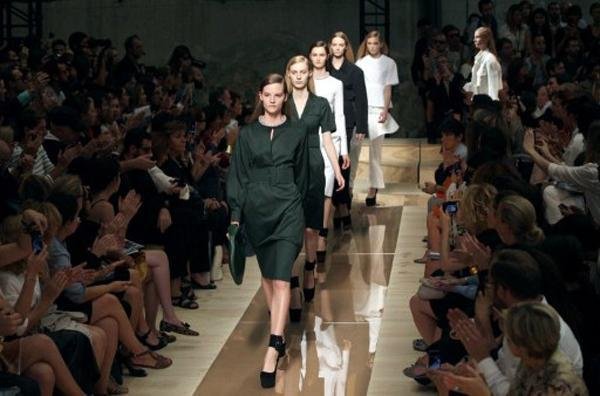 Phoebe Philo &eacute; destaque do sexto dia da Semana da Moda em Paris