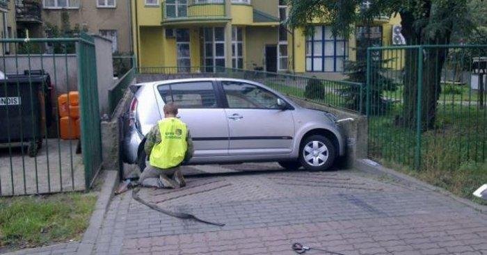 Motorista atravessa carro na entrada de estacionamento