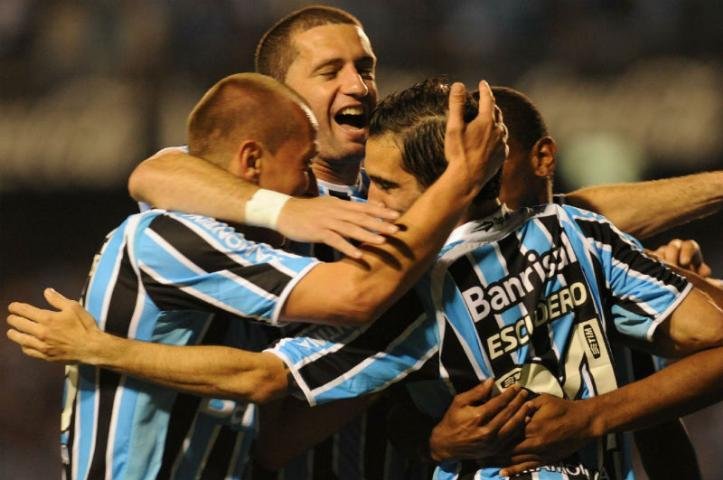 Jogadores comemoram o segundo gol do Gr&ecirc;mio contra o Cruzeiro