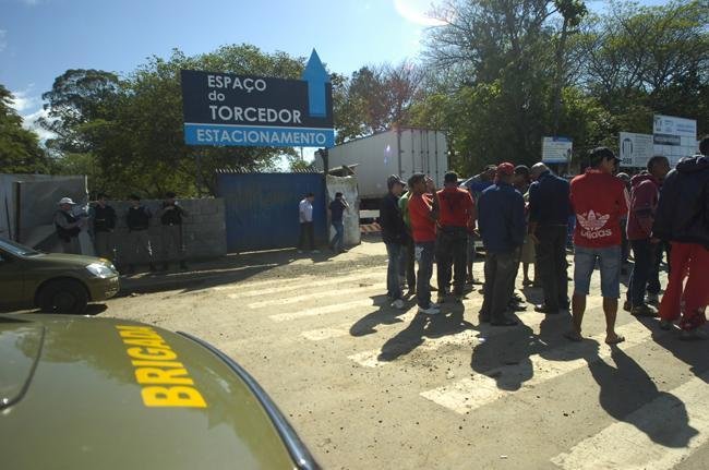 De acordo com o Corpo de Bombeiros, a &aacute;rea atingida fica do mesmo lado da BR 290 onde est&aacute; localizado o futuro est&aacute;dio do Gr&ecirc;mio