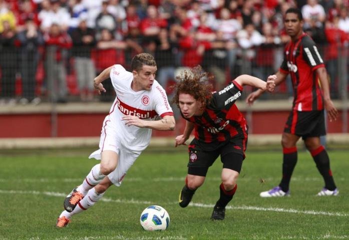 D&acute;Alessandro foi atingido por uma bala doce durante a partida contra o Atl&eacute;tico-PR