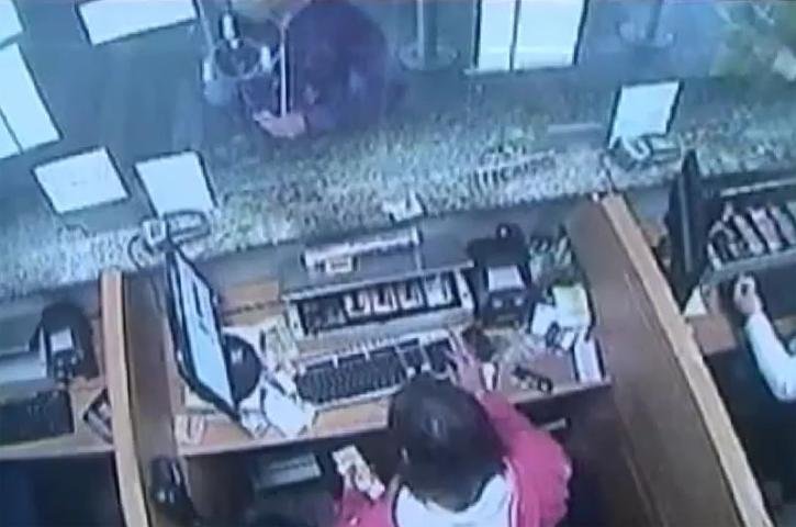 Imagens das c&acirc;meras de seguran&ccedil;a da rodovi&aacute;ria registraram a policial comprando passagem