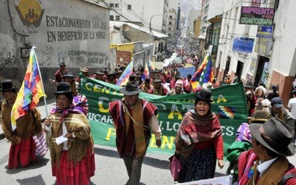 Ind&iacute;genas protestam contra a constru&ccedil;&atilde;o de rodovia que cruza reserva