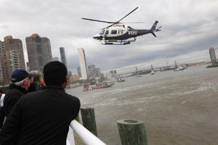 Helic&oacute;ptero com turistas cai em rio de NY e deixa um morto