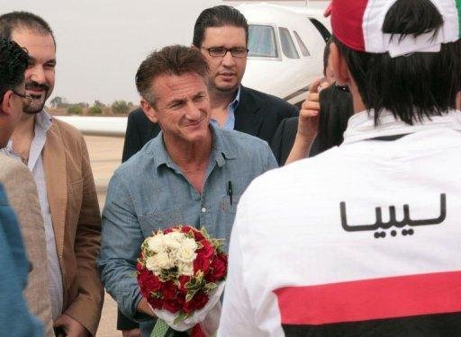 Ator Sean Penn faz visita humanit&aacute;ria &agrave; capital rebelde da L&iacute;bia
