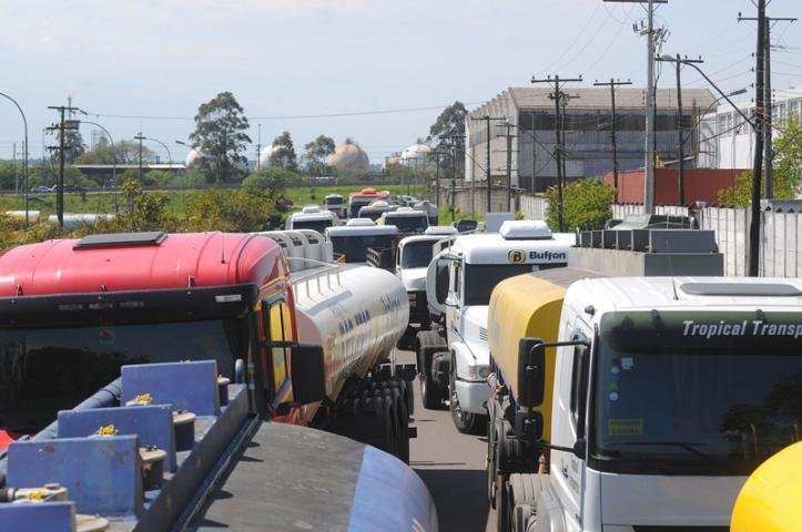 Longa fila de ve&iacute;culos se formou no local