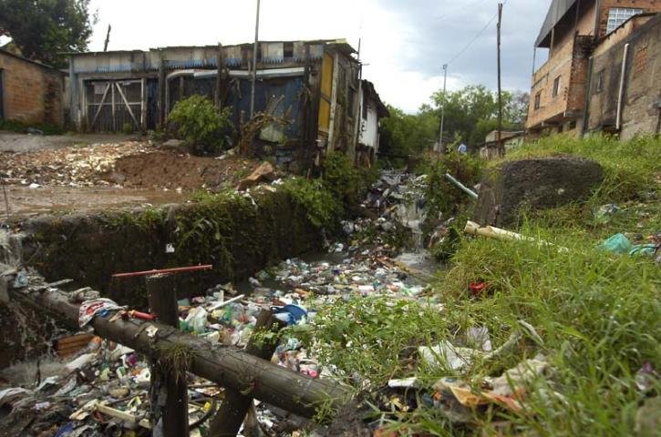 Ac&uacute;mulo de lixo chega a impedir a visualiza&ccedil;&atilde;o do c&oacute;rrego que passa pelo local